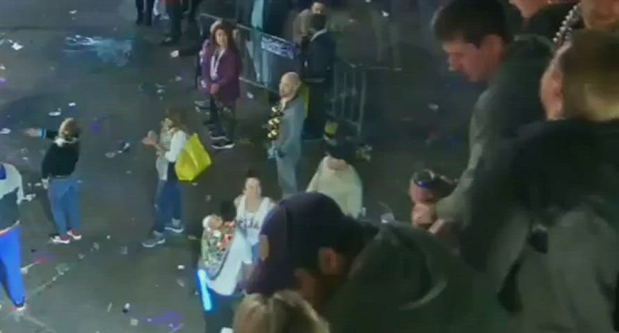 Boobs for beads on earthcam, Mardi gras 2022