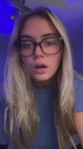 Blonde Booty Glasses Jiggling Shaking TikTok clip