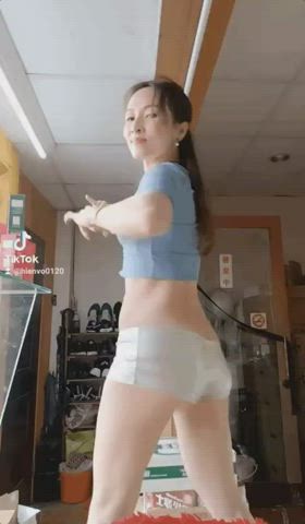 asian dancing twerking clip