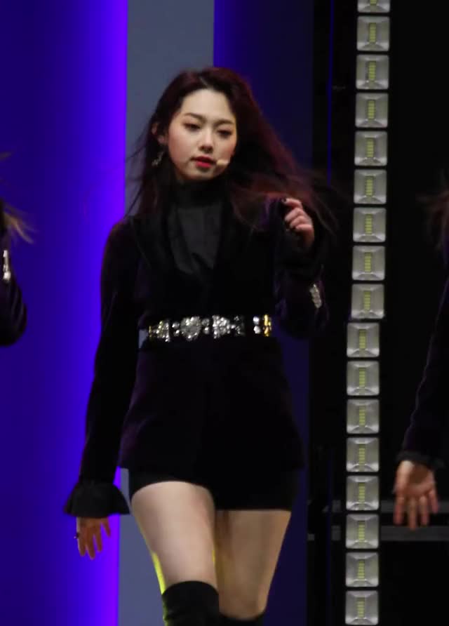 Gugudan - Kang Mina's Barely 18 y/o Thighs and Booty