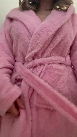 Fluffy dressing gown reveal…