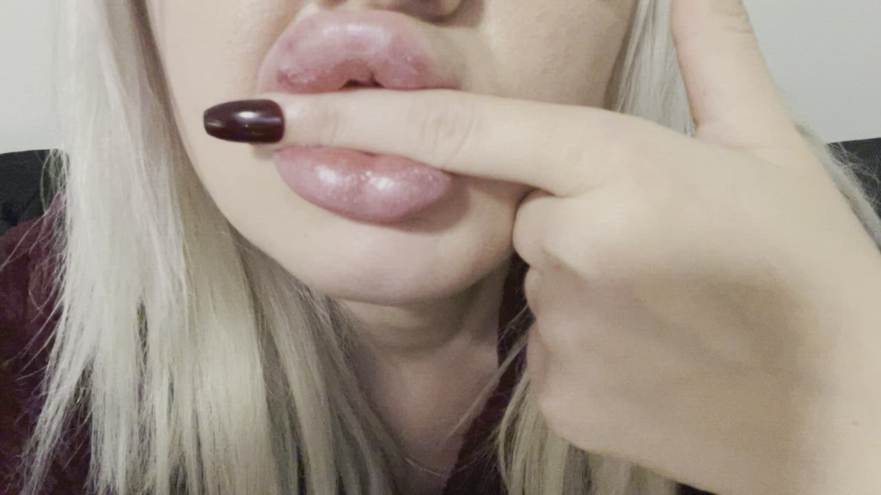 Blonde Fake Lips clip