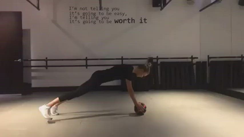 karlie kloss yoga yoga pants clip