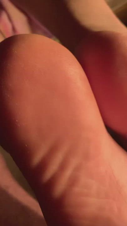 Cumming on friend's soles 💦👣