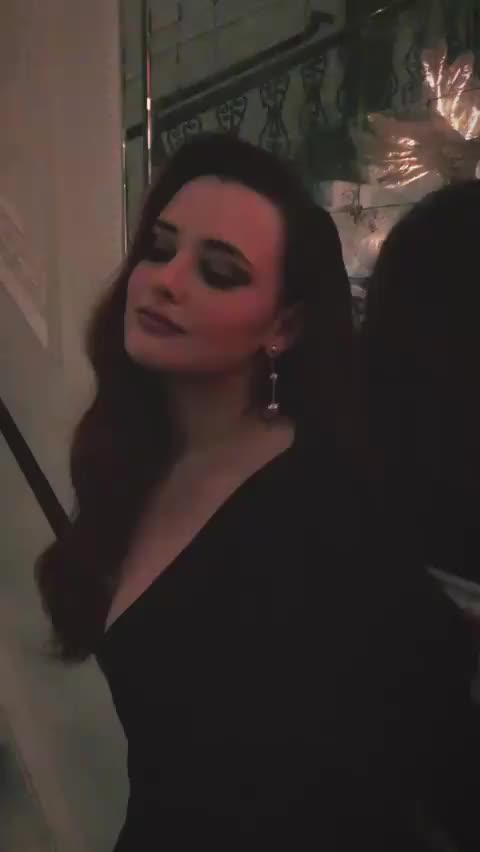 Katherine Langford Red Hair Sexy Cleavage