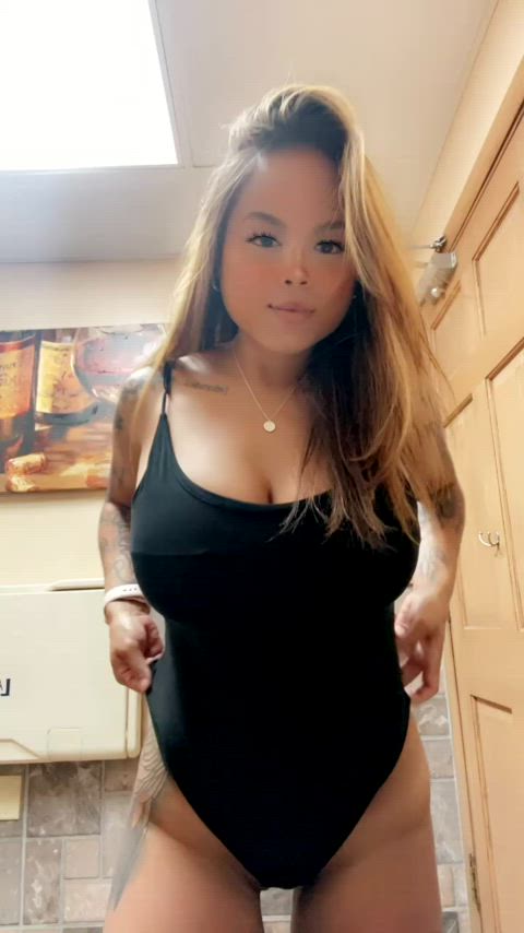 I love showing my pussy to the public! Let me make you a custom video, daddy