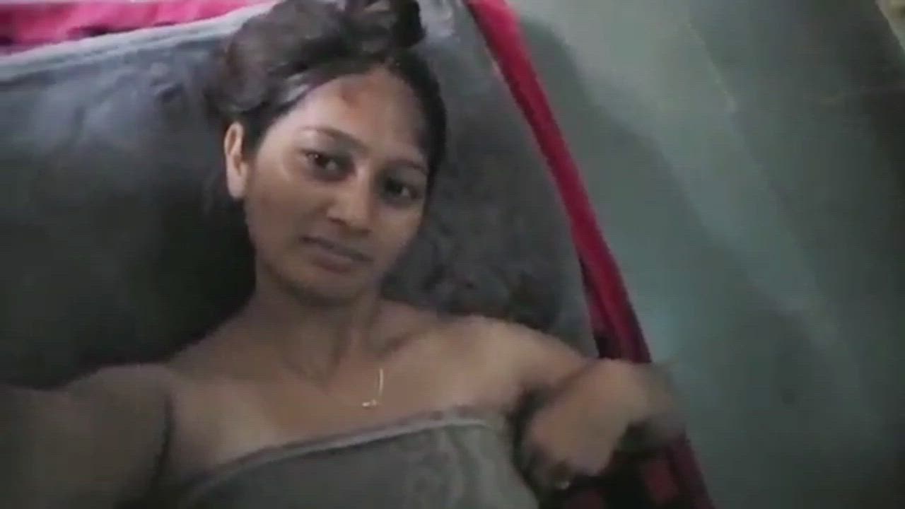 Desi ?hot ?girl showing her ?boobs and ?fingering full video