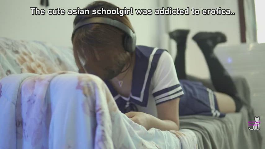 Caught the Asian schoolgirl masturbating to erotica (Creampie)