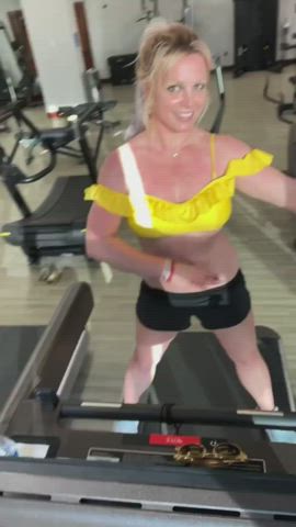 Britney Spears working on her tight MILF body again