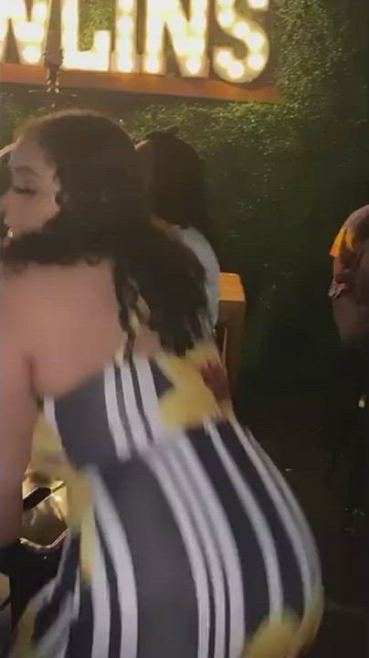 She can really shake that massive ass