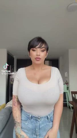 Busty Huge Tits Jiggling clip