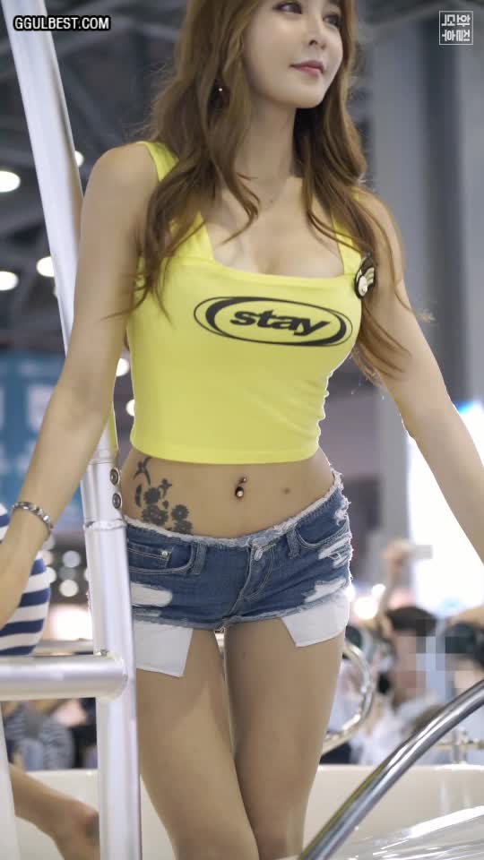 Racing model Hajin tight yellow sleeveless .gif