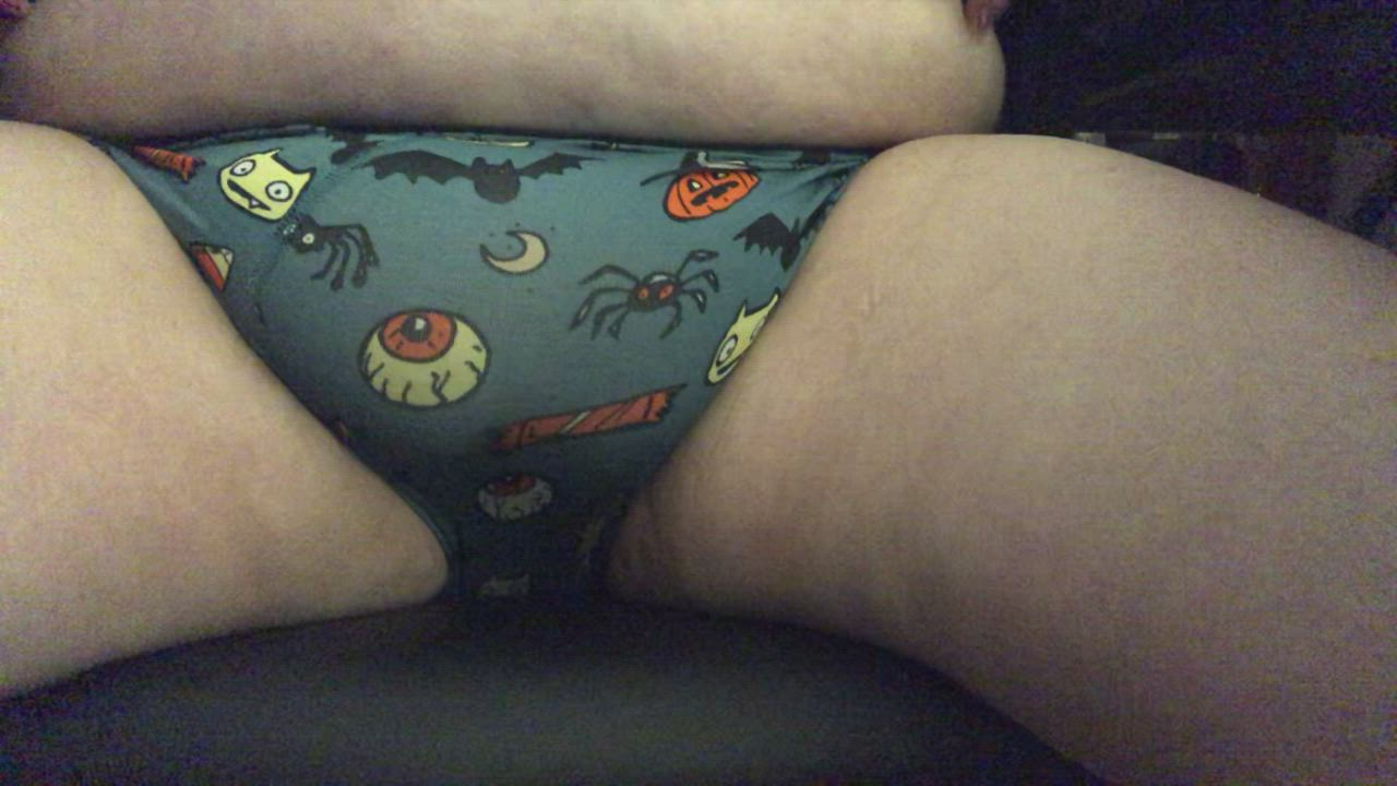 Anyone like fat pussies in undies? 👻