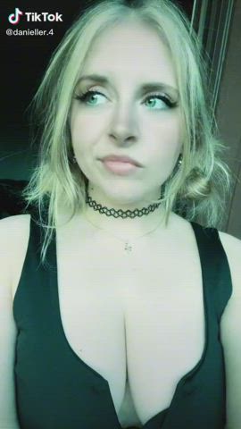 Amateur Big Ass Big Tits Cleavage Teen TikTok clip