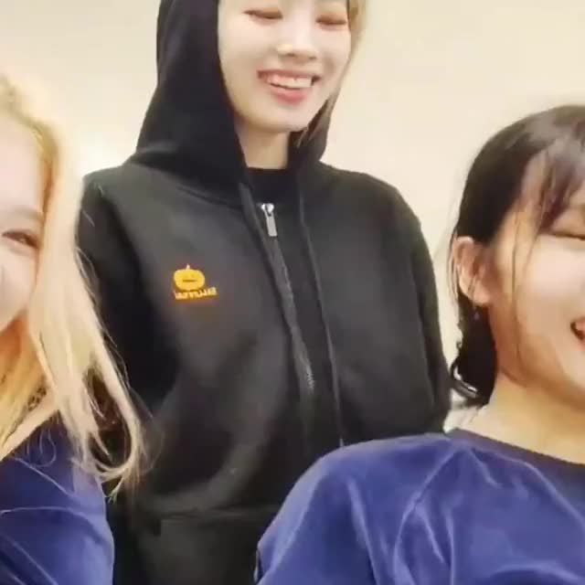 ً - Dahyun’s instant regret when Momo told how her hand smells like ? the way