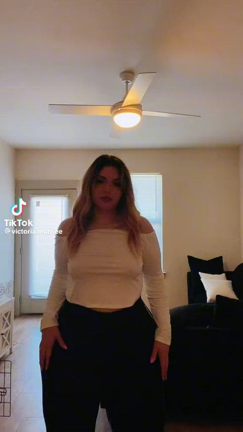 Sexy Latina with super wide hips (5’11)