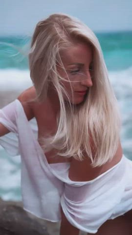 Beach Blonde Nude clip