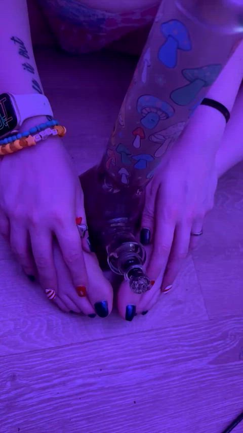 Toes, and fingers, and bongs and boobs! 