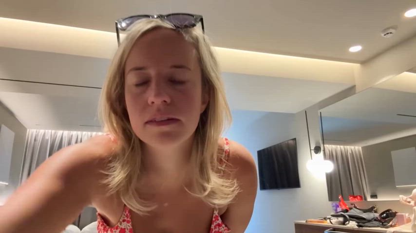 Dee's borsten vallen uit haar bikini