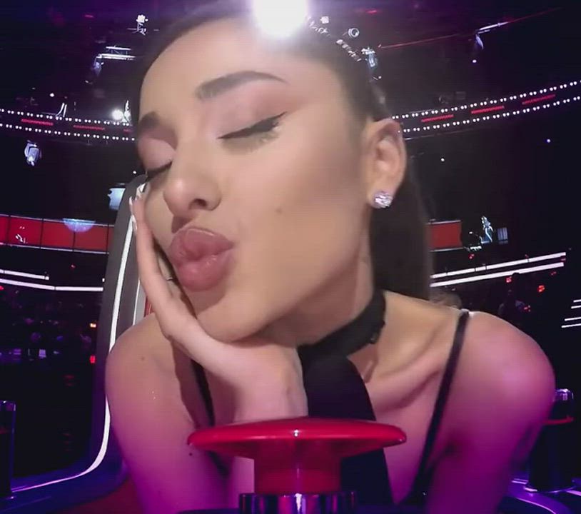 Ariana Grande Cute Kiss clip
