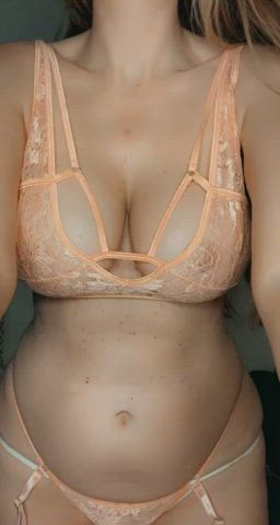 34DDD breasts on my 6ft tall frame [f]