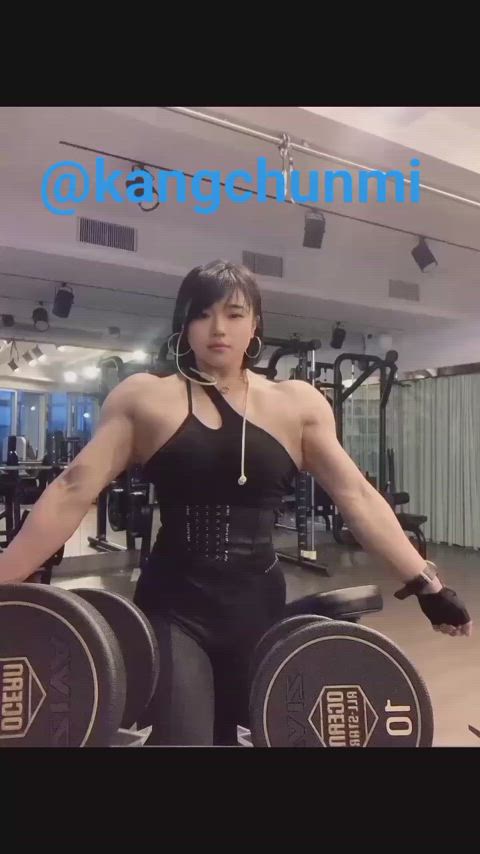 Brunette Gym Muscles Armpits flexing fetish armpit