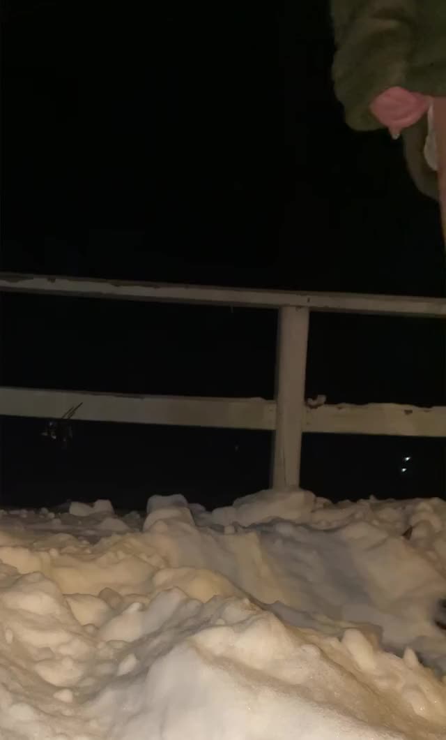 Chubby milf peeing in the snow