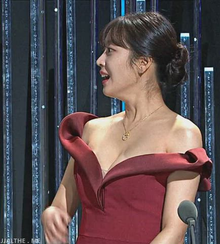 celebrity cleavage korean clip