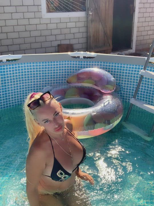 Do you want to swim with a MILF ?