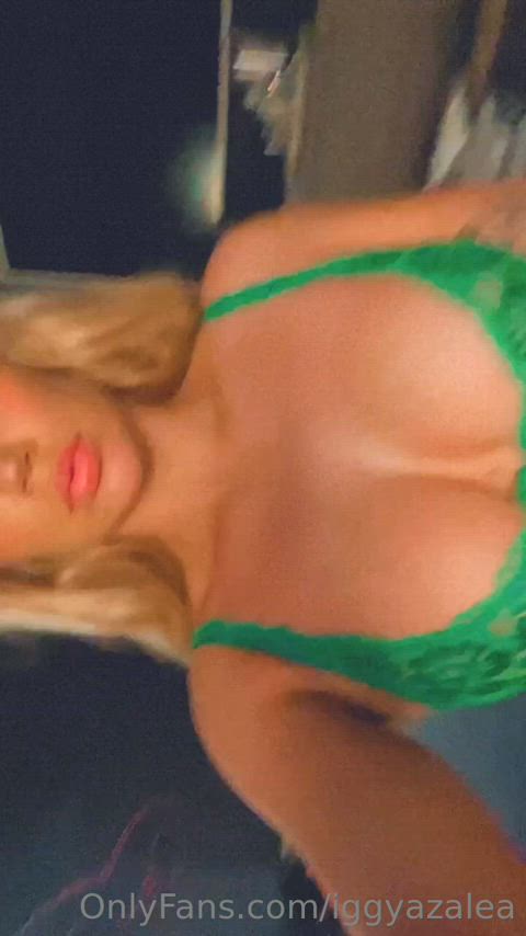 big tits blonde bra celebrity cleavage fake tits iggy azalea clip