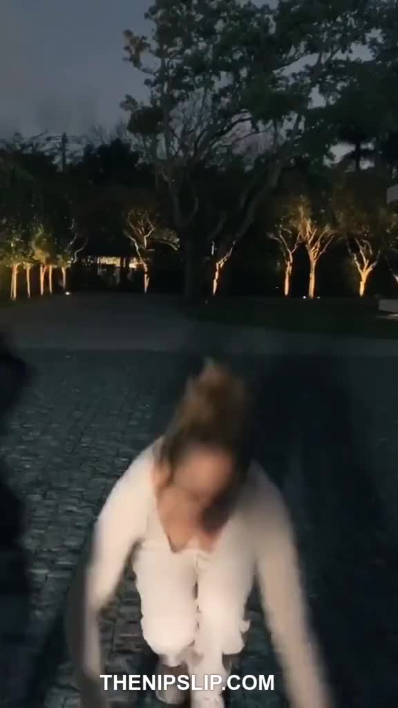Jennifer Lopez shakes boobs