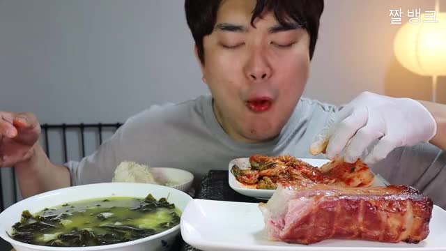 균_훈제 통삼겹 포기김치 고봉밥 미역국 리얼사운드 먹방-5
