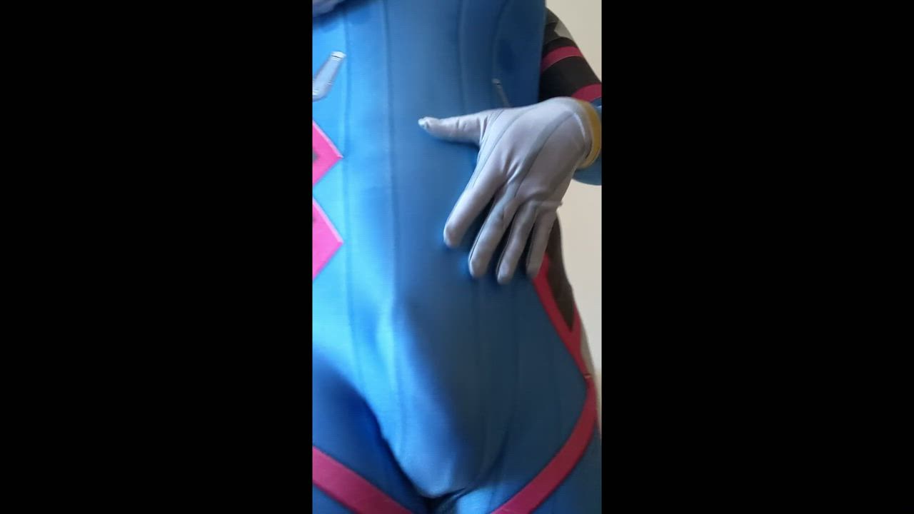 D.va gets hard playing with her bulge!