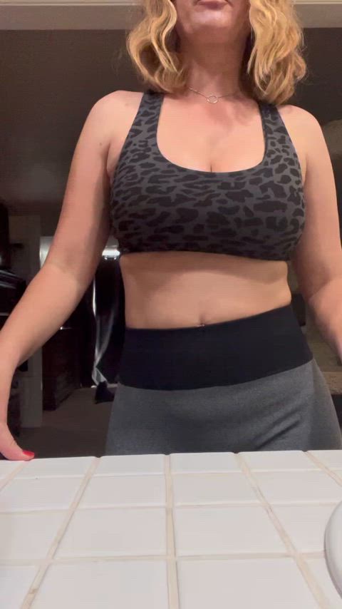 Milf teacher drops titties after gym session