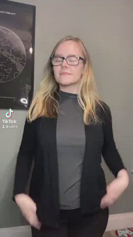 Amateur Busty TikTok Undressing clip