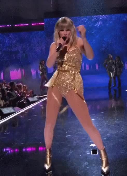 Taylor Swift golden hips