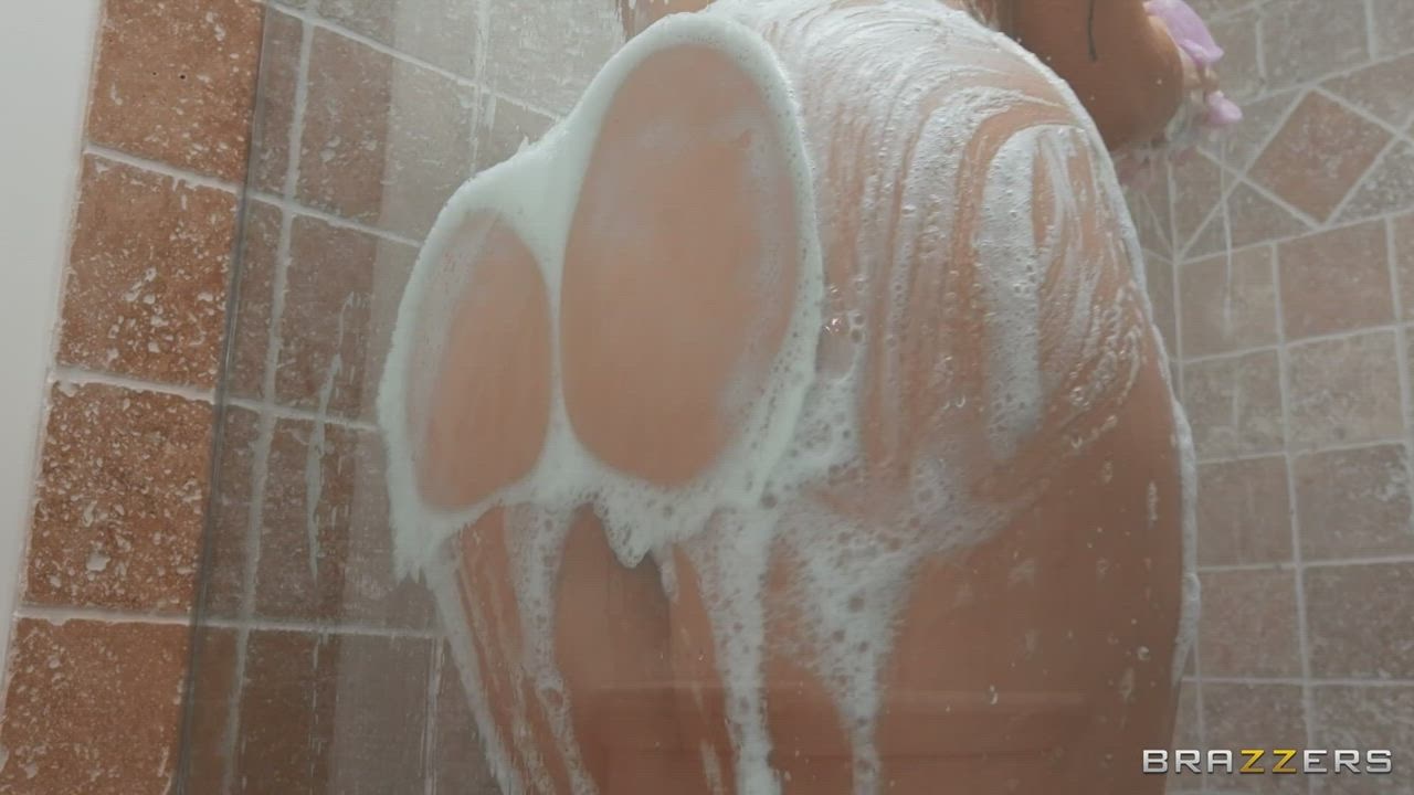Big Tits Pawg Shower Siri Soapy clip