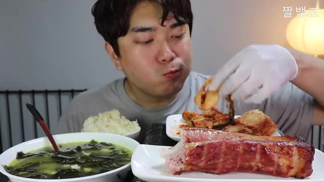 균_훈제 통삼겹 포기김치 고봉밥 미역국 리얼사운드 먹방-3