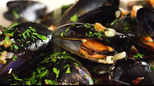 Steamed Mussels with Garlic White Wine Sauce
