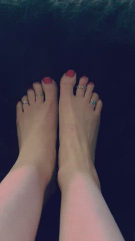 feet polish toes clip