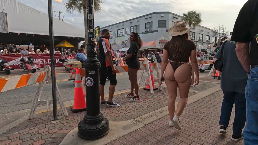 The reactions you get when you have a fat ass and you wear a bikini in public 🙈