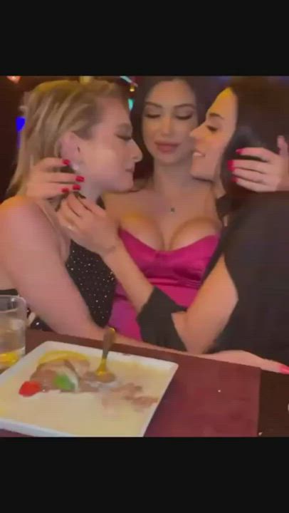 Blonde Brunette Food Fetish French Kissing Friends Girlfriends Girls Kissing Lesbians
