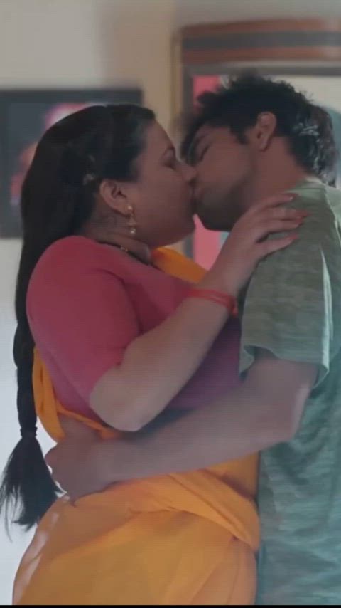 aunty bhabi chubby desi french kissing indian kiss kissing maid saree clip