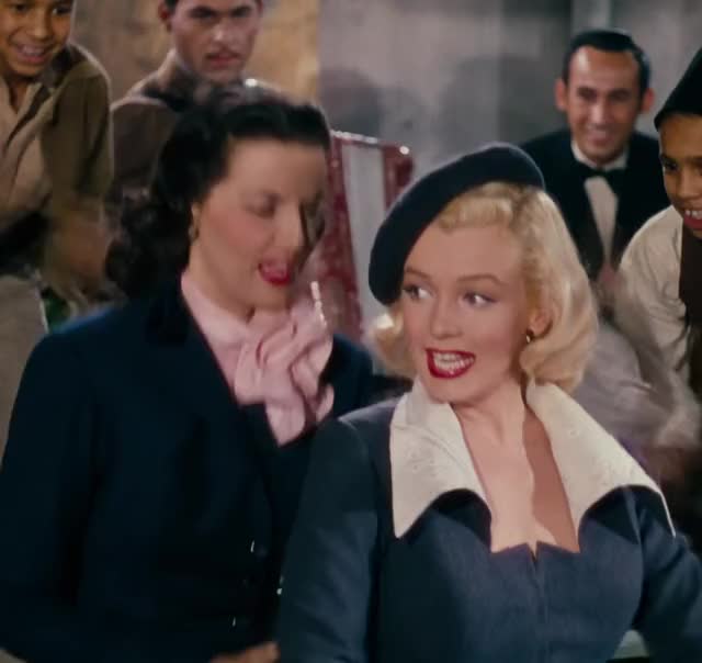 Marilyn Monroe - Gentlemen.Prefer.Blondes.1953 - 02 long out555 (2)