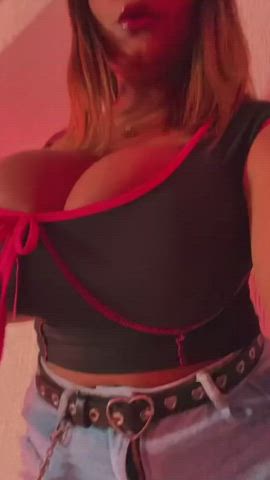 big tits busty cleavage clip