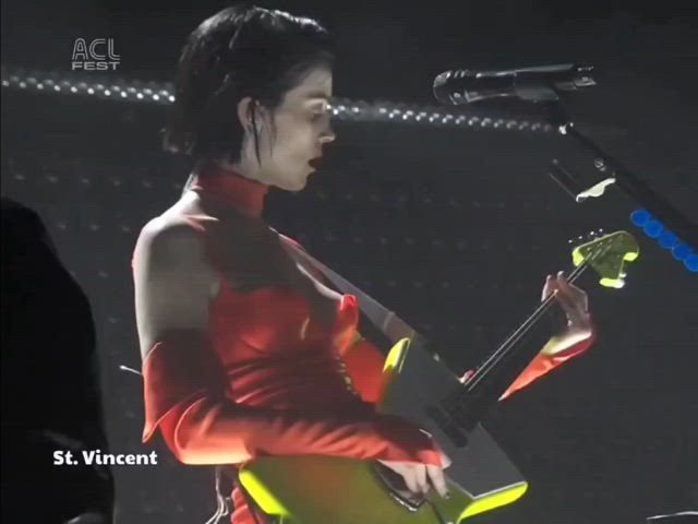 jiggling latex st. vincent tits clip