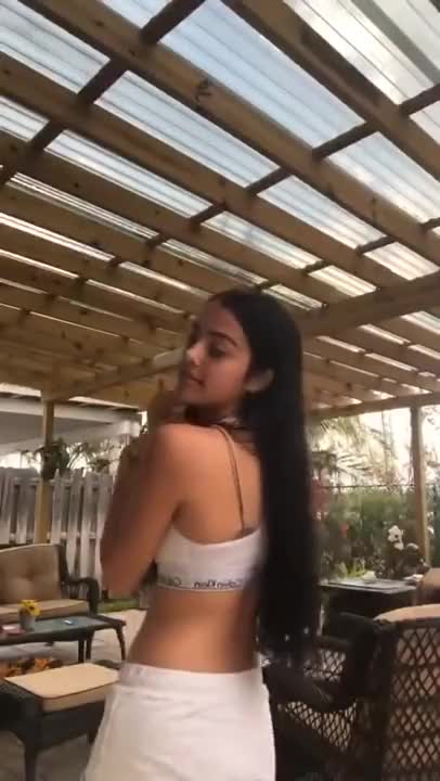 malu trevejo on live twerkin  of good (this girl every time impresses me) that ass