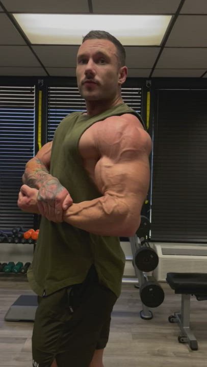 Shredded 5’11” 215# Competition Bodybuilder. Cocky Muscle God - Flexing. Worship.