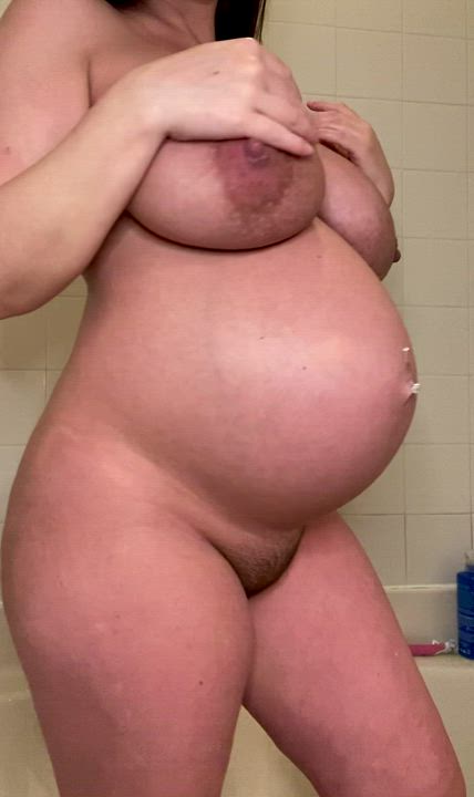 cum watch me get my pregnant belly all soapy😜