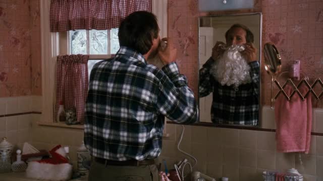 National-Lampoons-Christmas-Vacation-1989-GIF-00-17-59-santa-beard